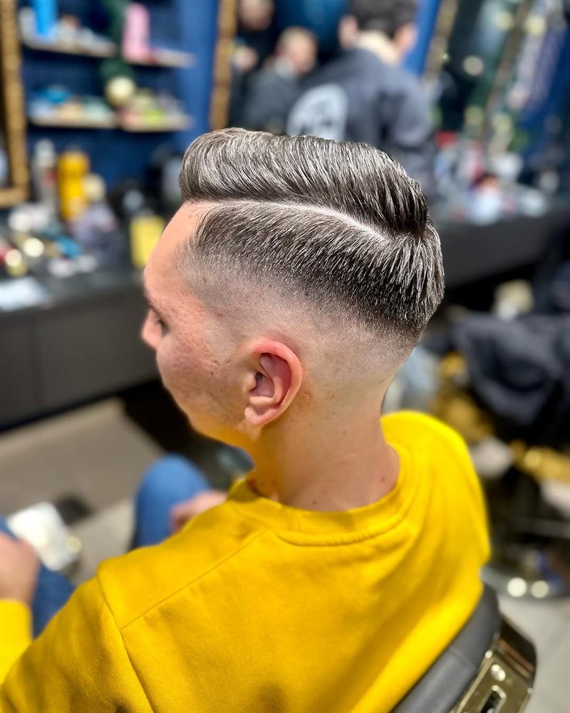 Fade με πλάγια χωρίστρα και styling